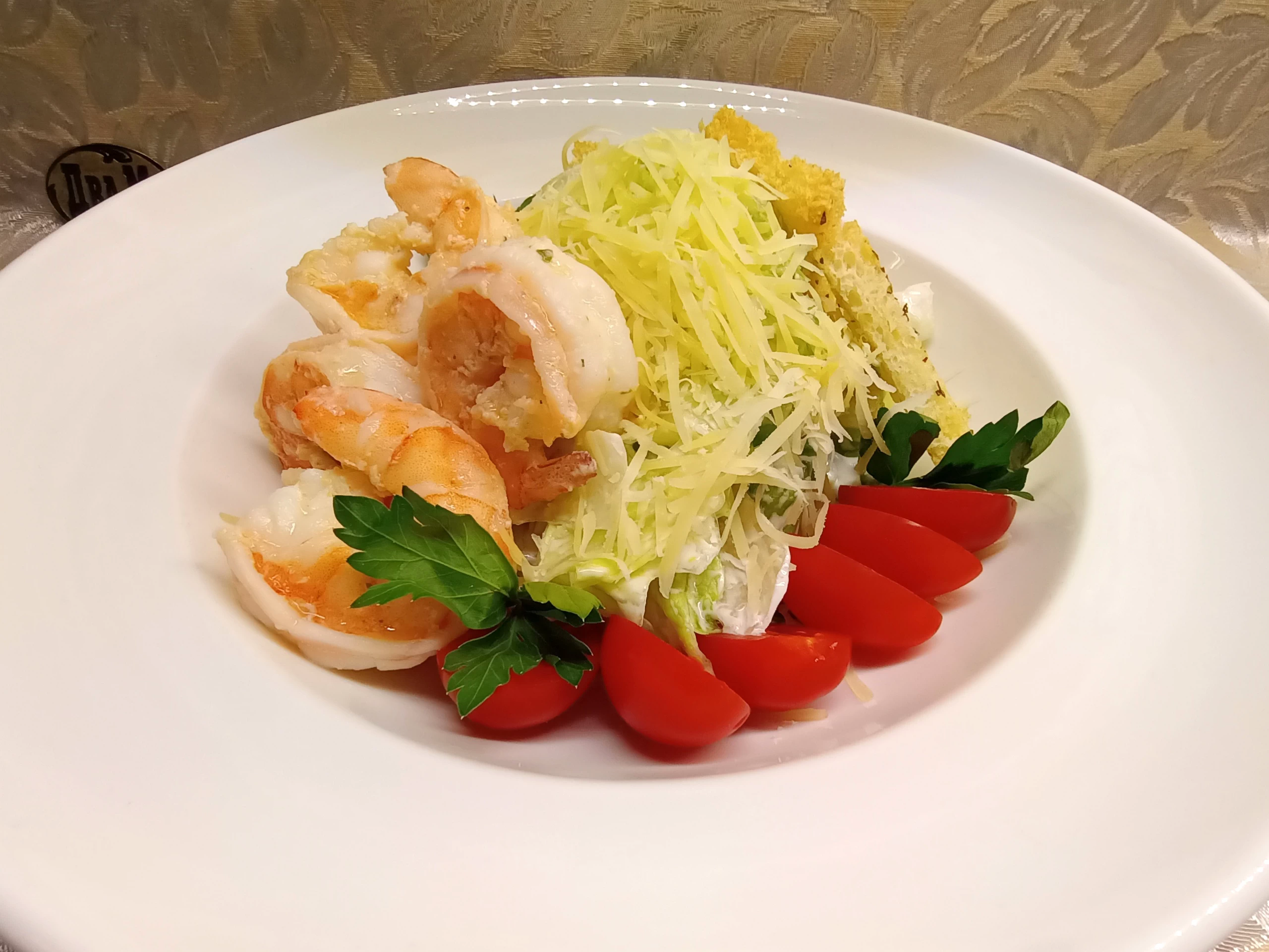 Салат Цезарь с креветками