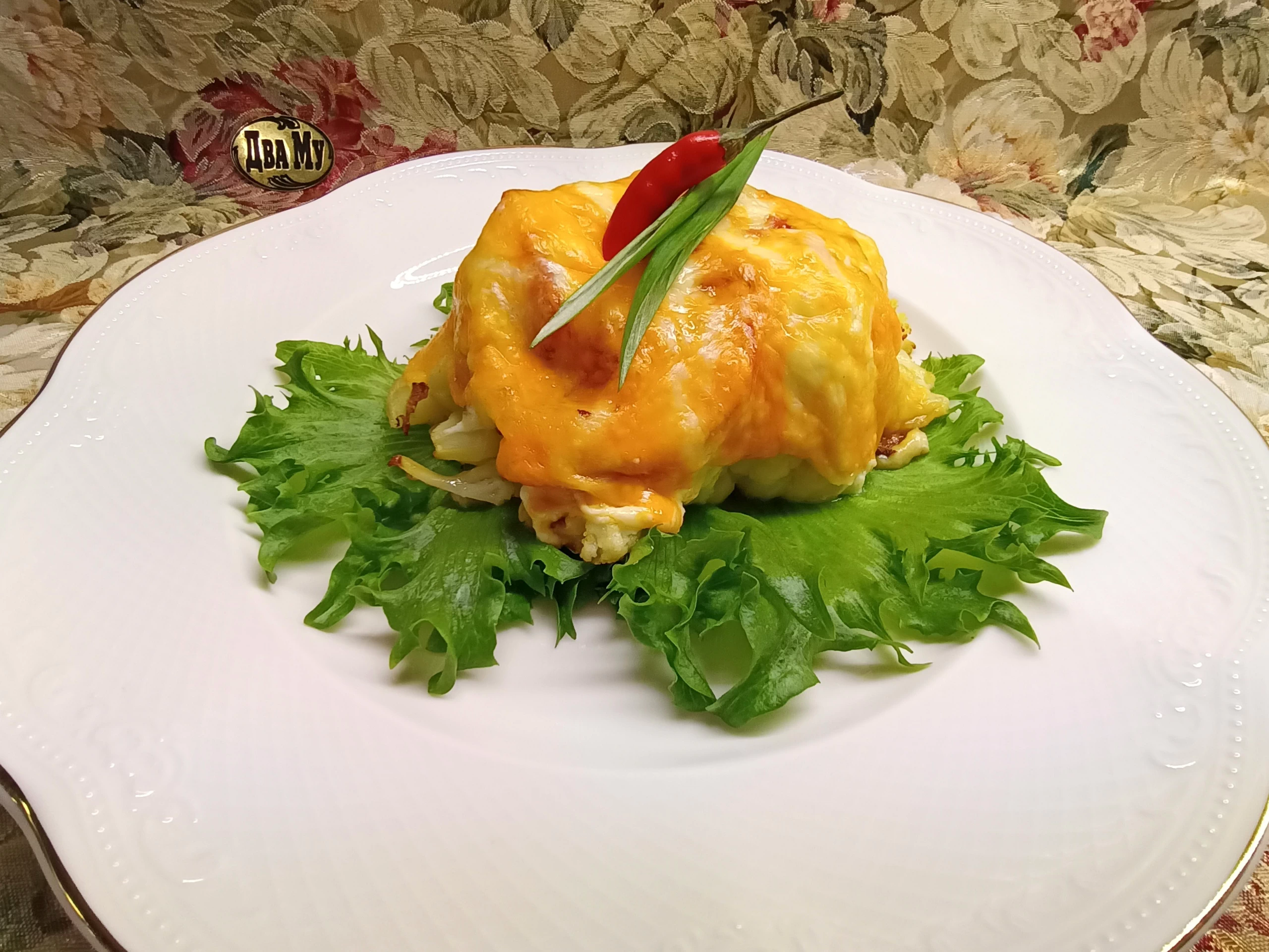 Цветная капуста запеченная со сметаной помидорами и сыром