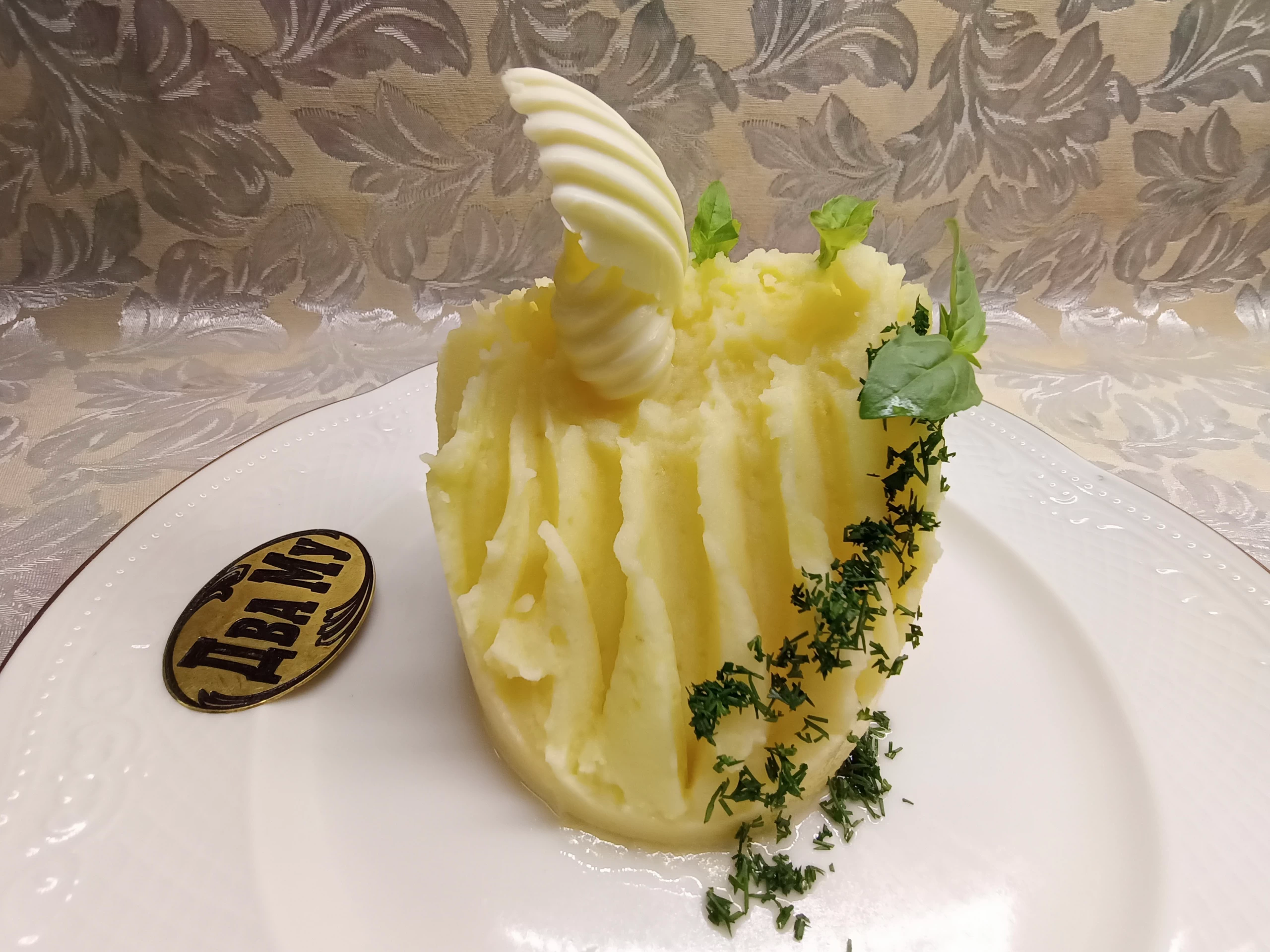 Картофельное пюре с маслом и укропом