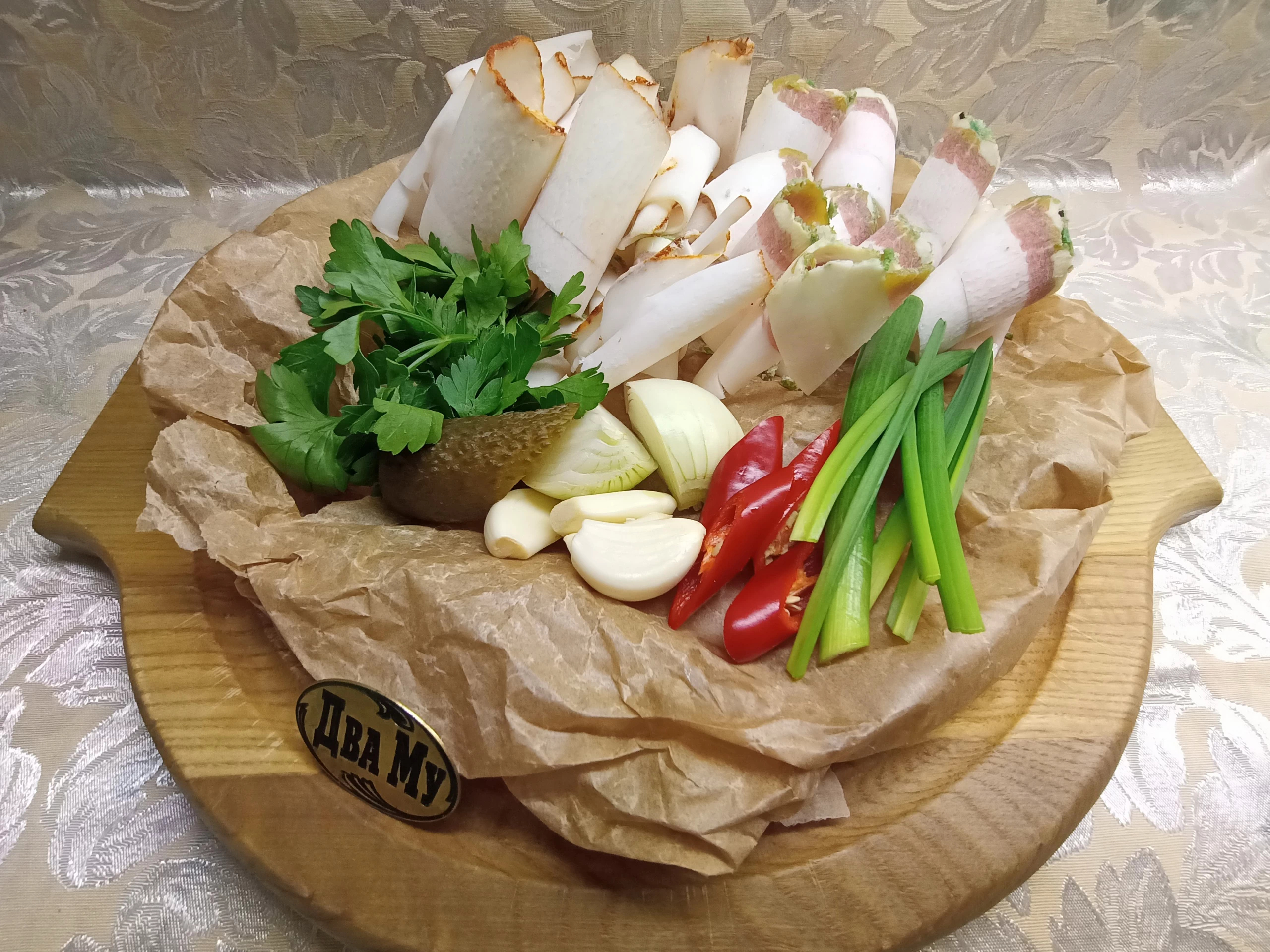 Сало с чесноком, перцем и солеными огурчиками