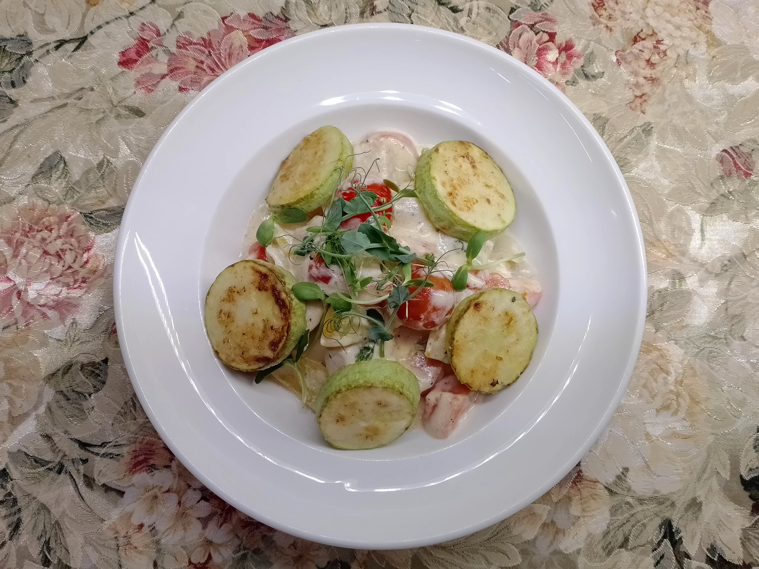 Куриная грудка с теплым овощным салатом