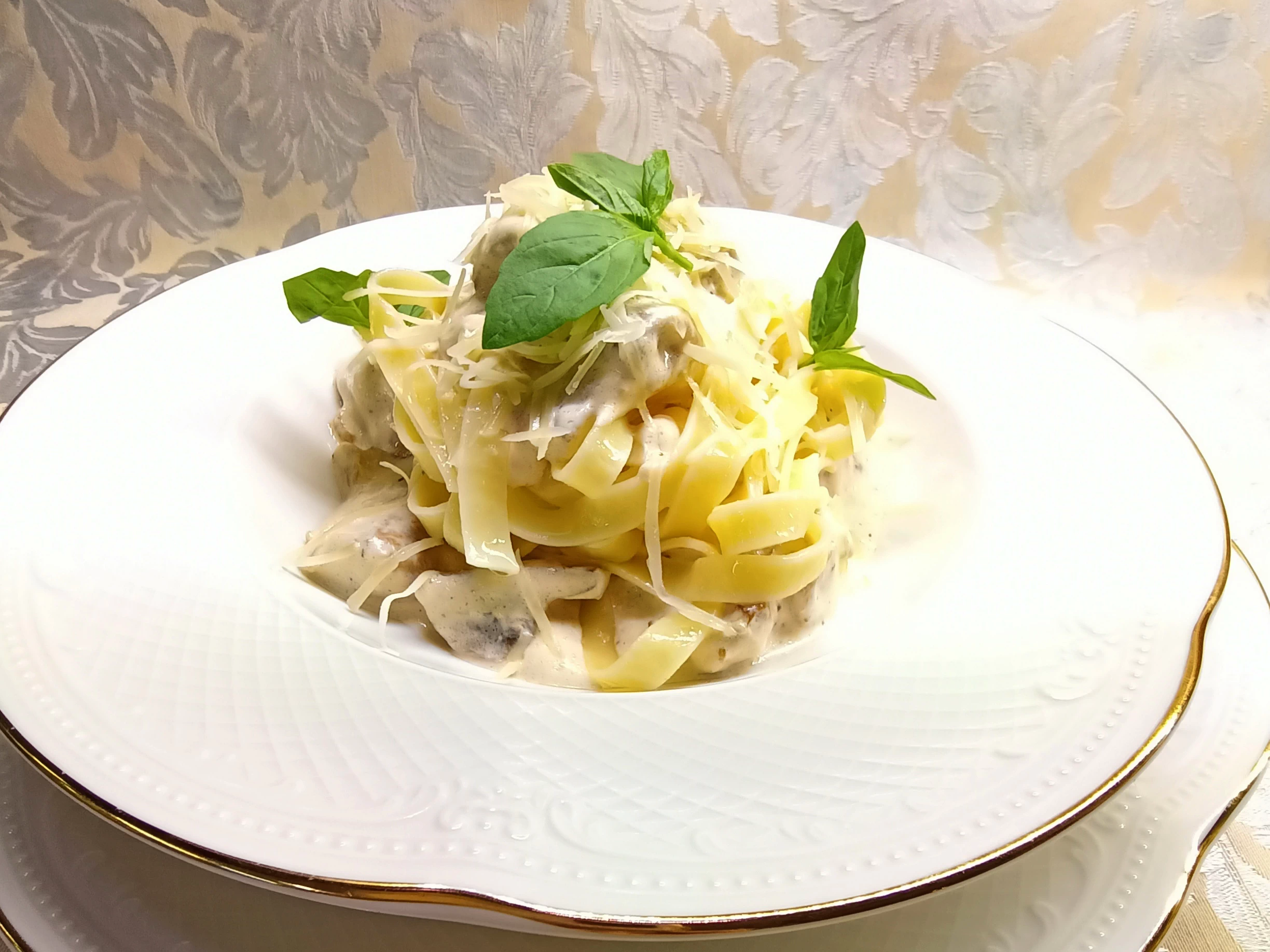 Лапша с белым мясом курицы, грибами и сыром Пармезан