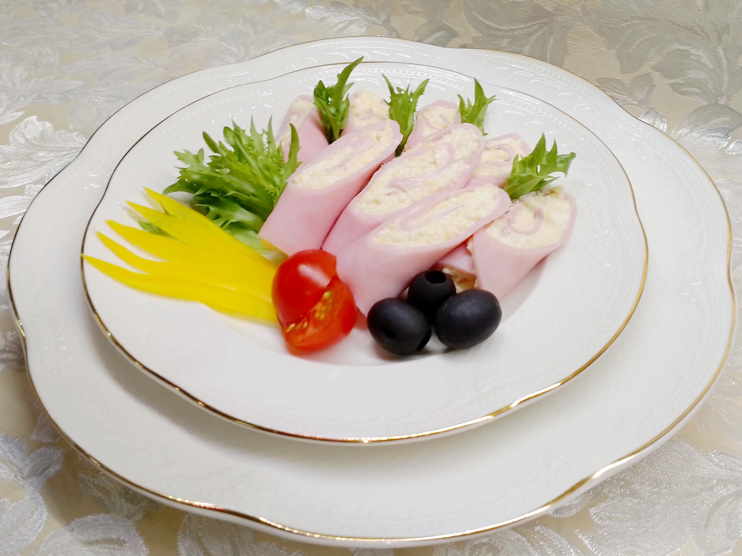 Рулетики из ветчины с сыром и чесноком