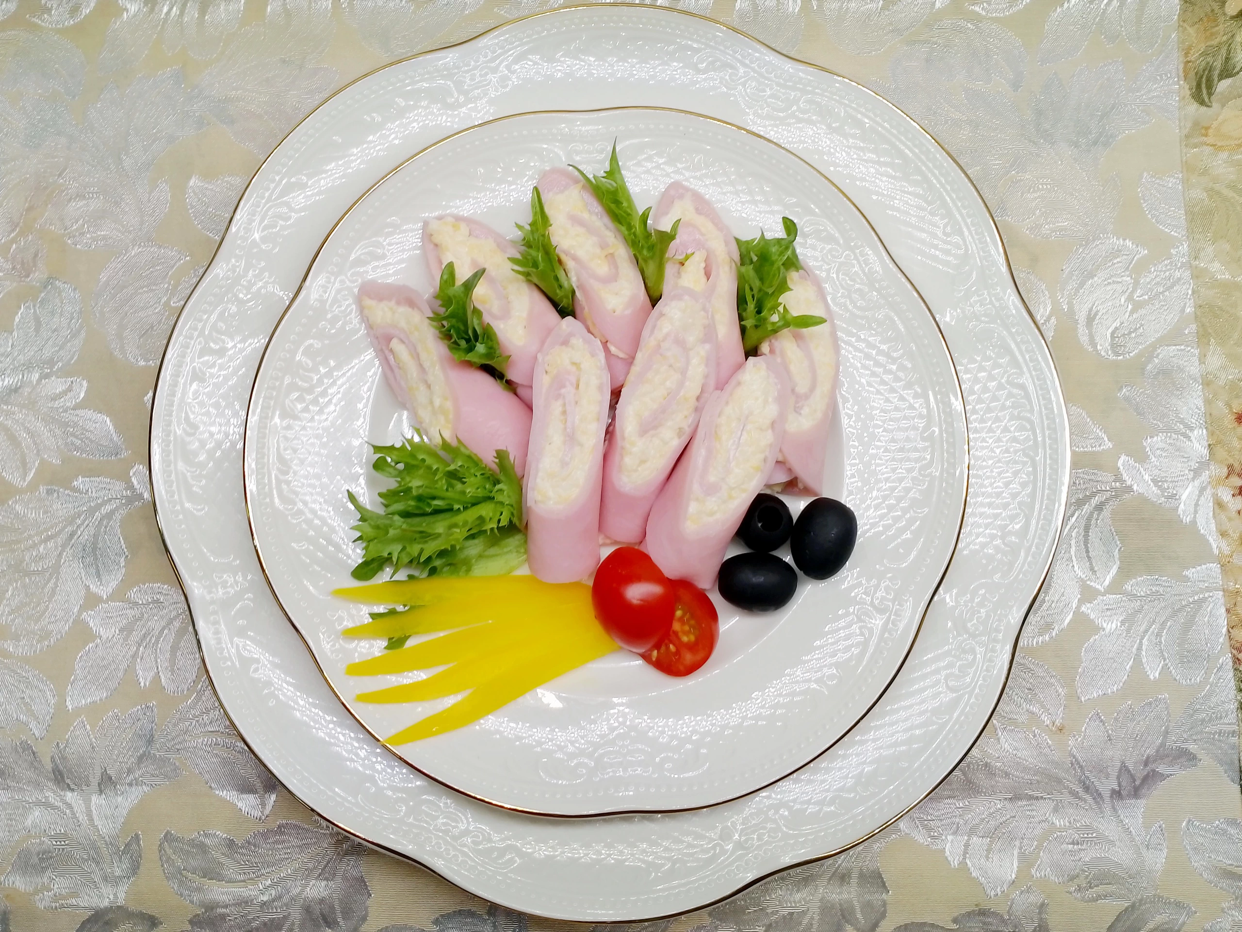 Рулетики из ветчины с сыром и чесноком