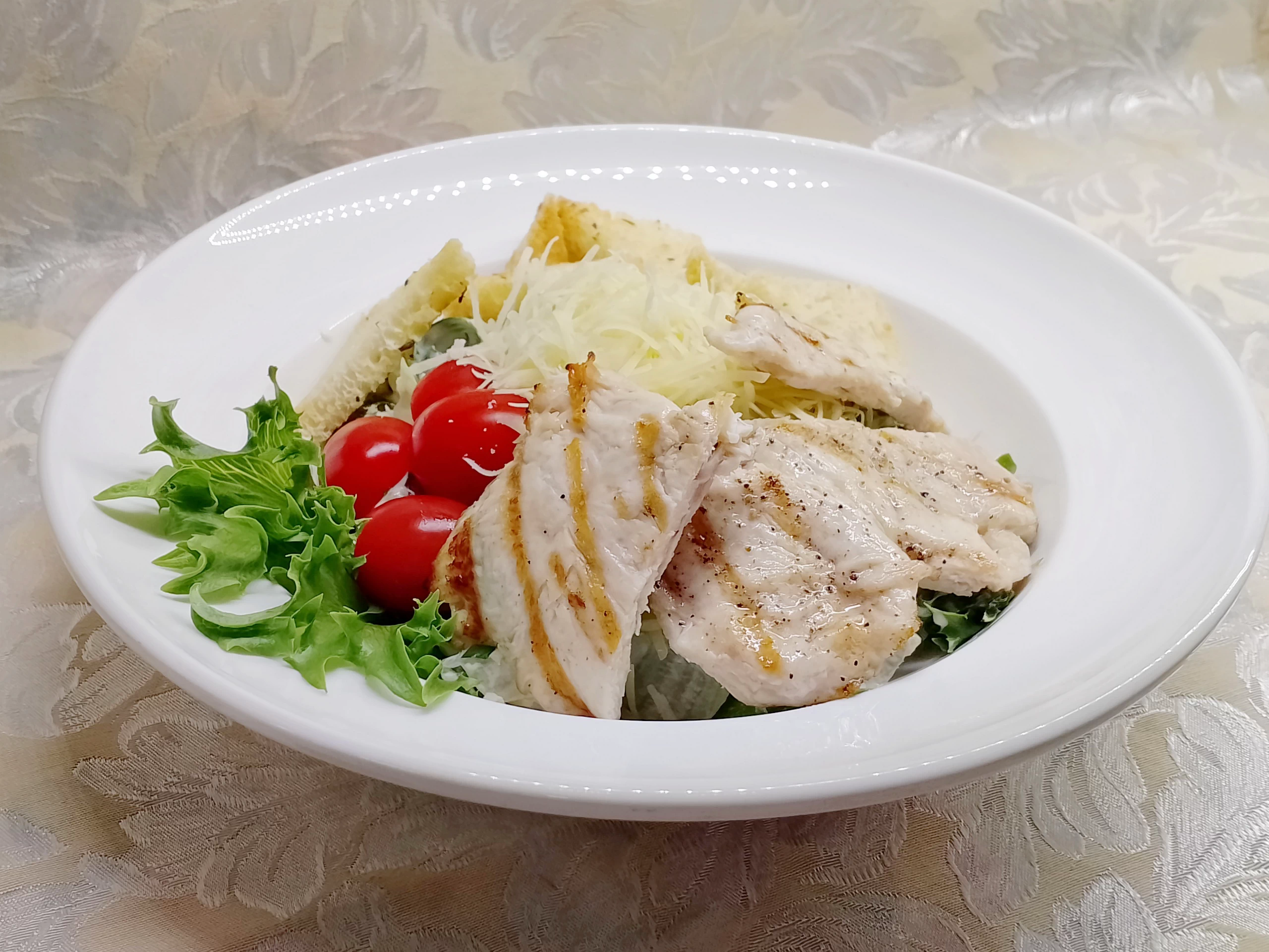 Салат Цезарь с курицей