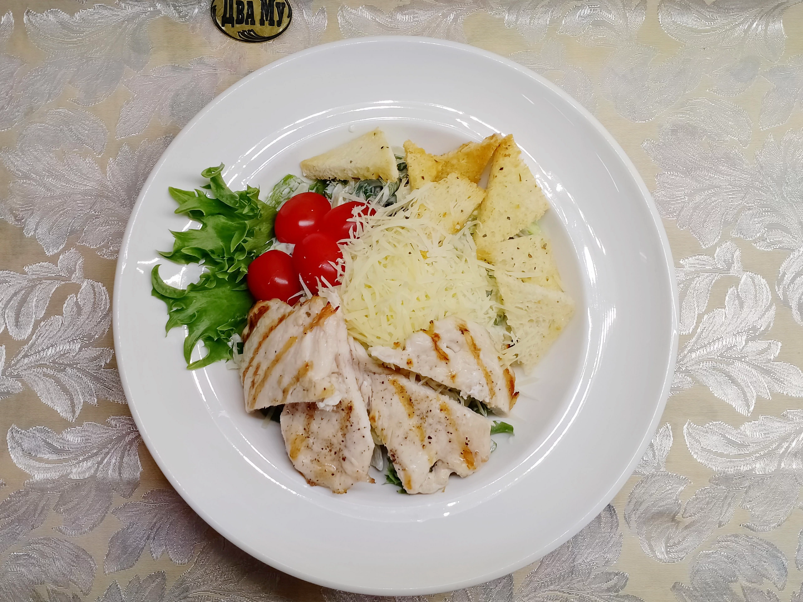 Салат Цезарь с курицей