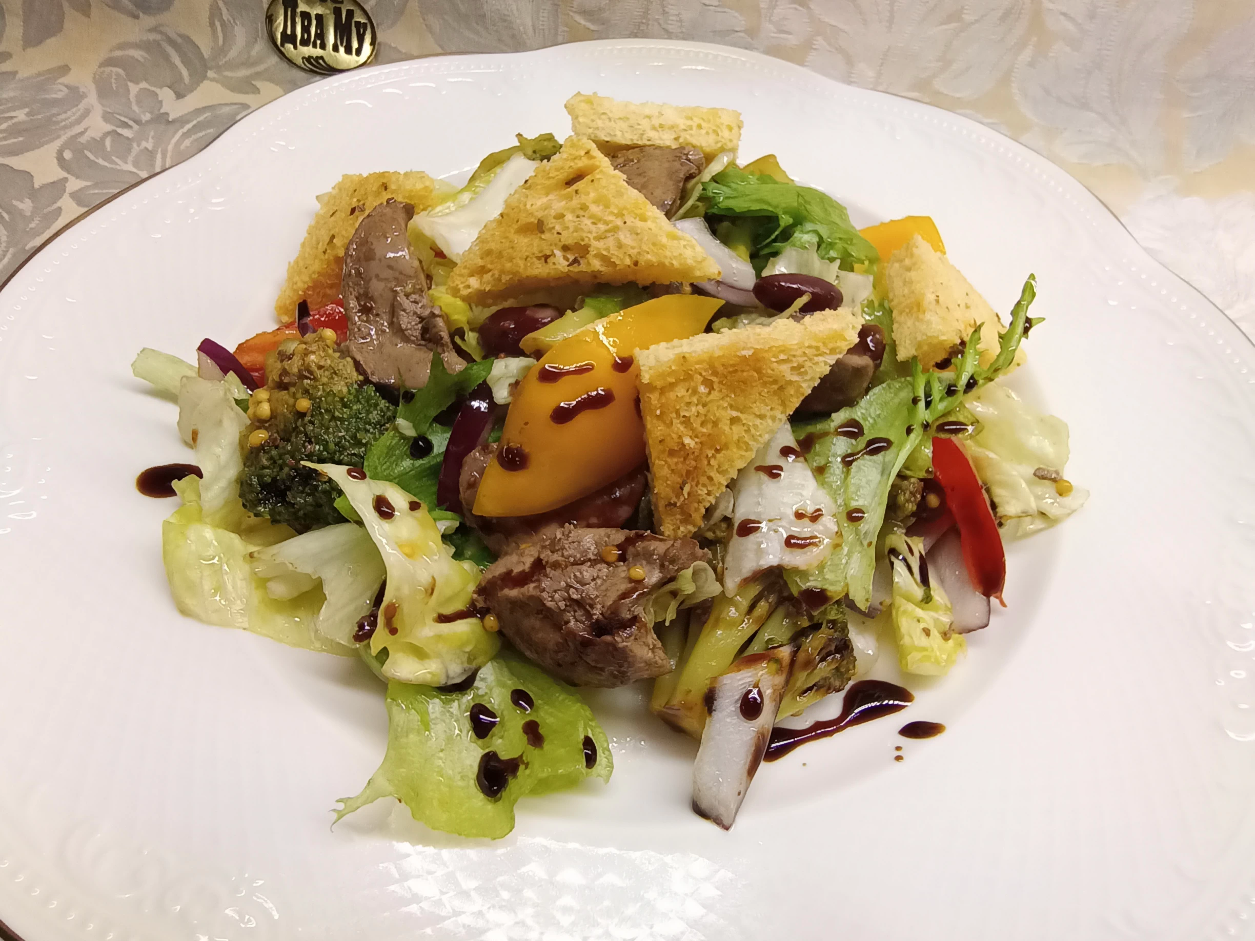 Теплый салат с куриной печенью