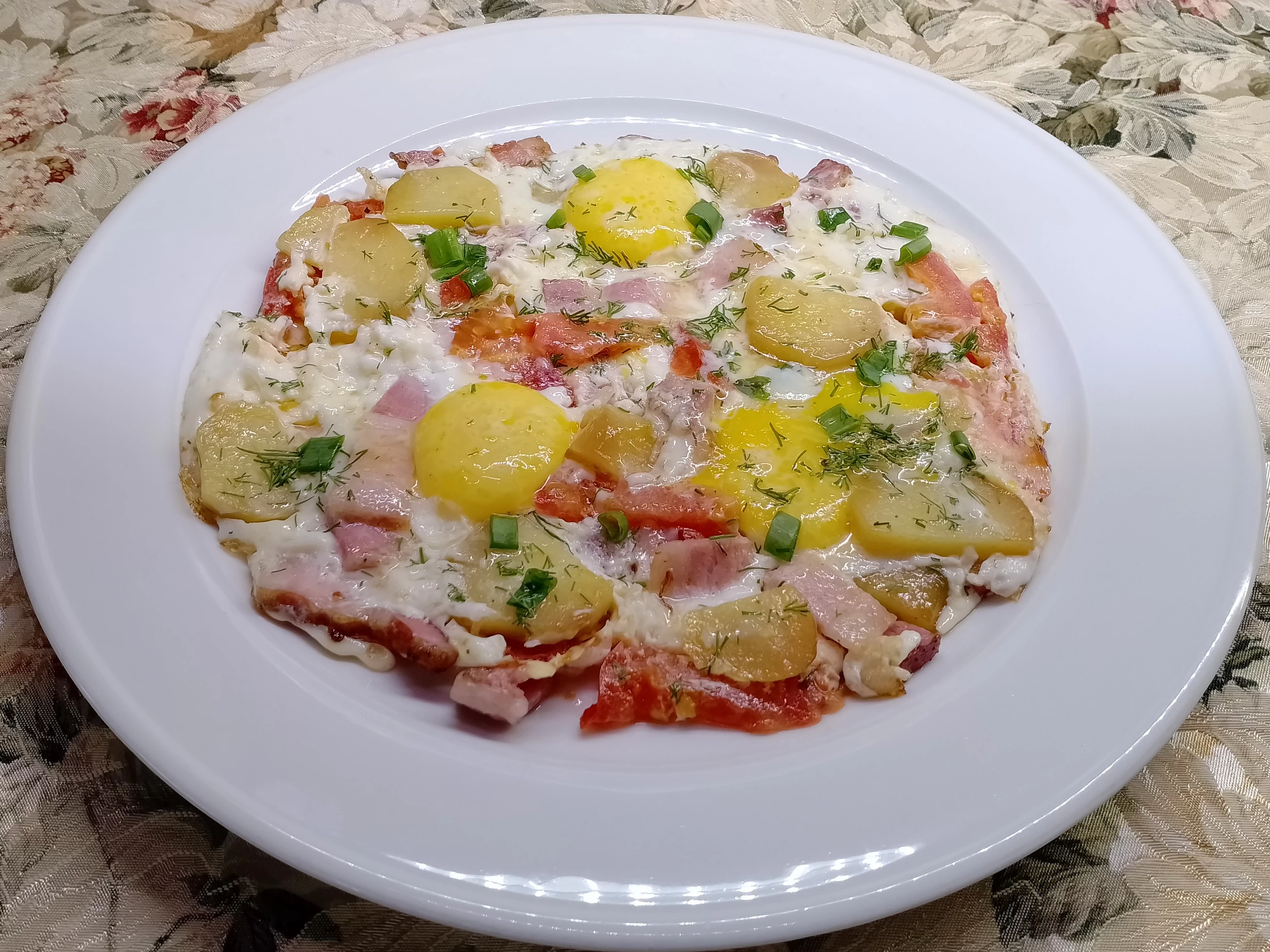 Яичница глазунья с картофелем, грудинкой и помидорами
